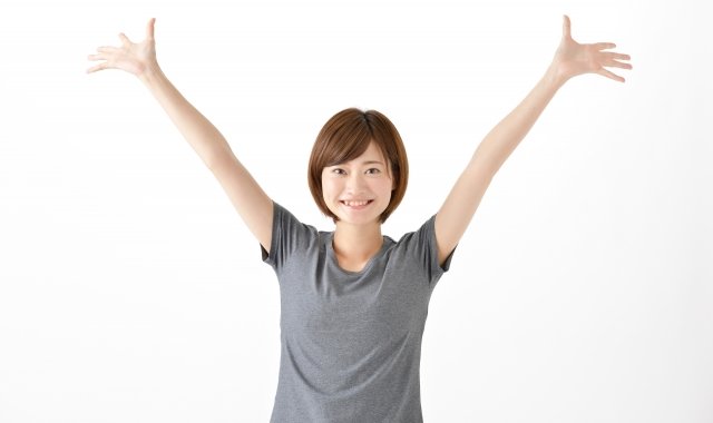 バンザイする女性